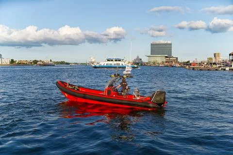 Red inflatable boat on IJ river in Amsterdam during Sail Amsterdam Foto stock