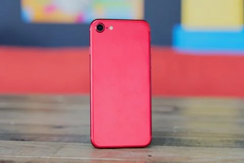 Red iPhone on a table Foto stock