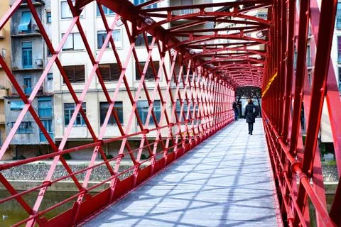 Red iron bridge - Eiffel bridge across river Onyar in Girona, Catalonia Foto stock
