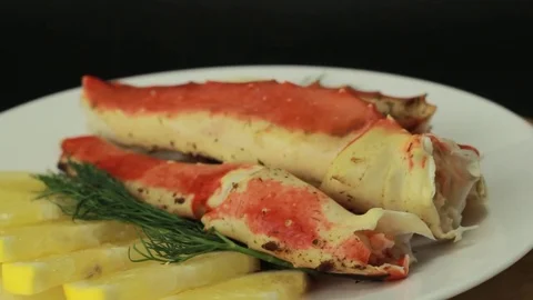 Red king crab legs with fresh lemon slices Stock-Footage 70948859
