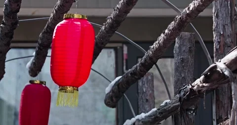 A red lantern that swings in the wind Vídeo Stock 256864862
