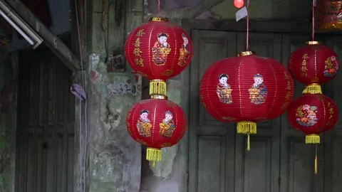 Red lanterns hang inside Bangkok Chinatown shop Video stock 339012918