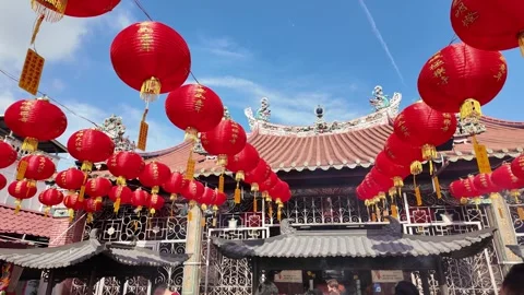 Red lanterns hanging from the ceiling Видео 318101418