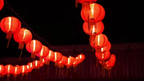 Red lanterns hanging. The lanterns are lit up Видео 325831110
