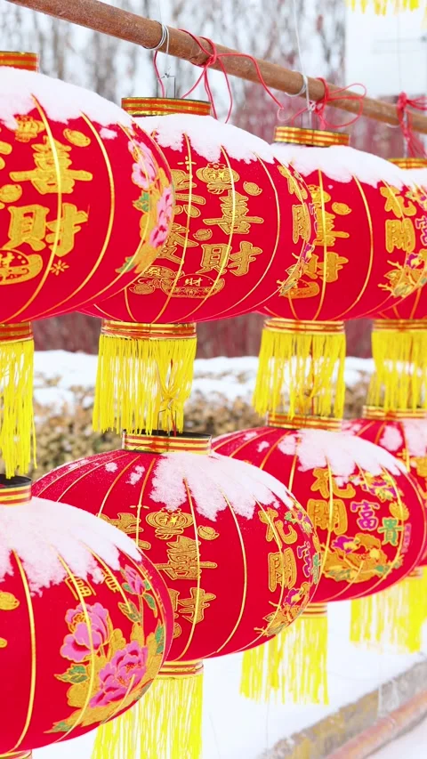 Red lanterns in the snow Vídeo Stock 347105373