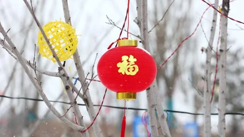 Red lanterns in the snow Видео 347109661