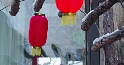Red lanterns swaying in the wind Vídeo Stock 256864067