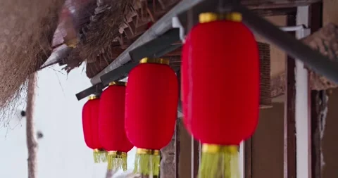 Red lanterns swaying in the wind under the eaves Видео 256865022