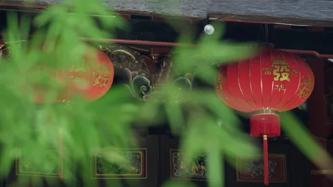 Red lanterns under the eaves of a Chinese building in Malacca，Malaysia Vídeos de archivo 135092336
