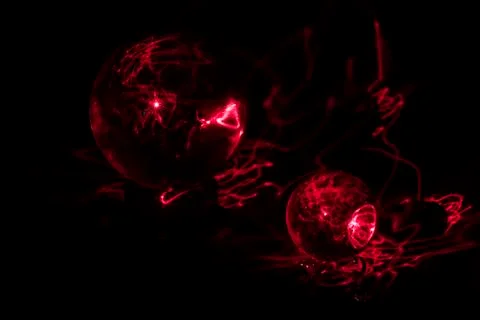 Red Laser Interacts with Two Crystal Balls Foto stock