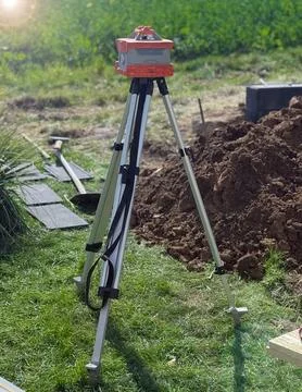 Red laser is leveling device central device to level construction site Foto stock