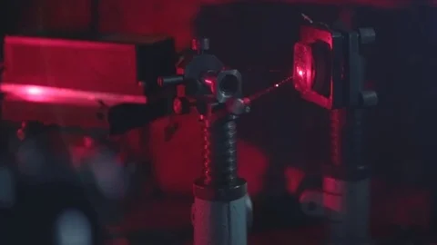 Red Laser light bouncing off of mirrors in science experiment Видео 71023368