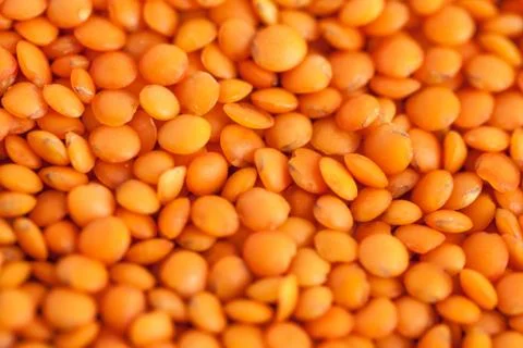 Red lentils forming a background pattern, healthy food Foto stock