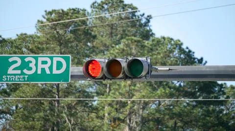 Red light at an intersection - North American traffic light Foto stock