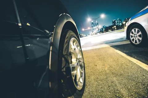 Red light traffic stop. two cars waiting for a green light. 库存照片