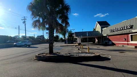 Red Lobster Restaurant side view with traffic Stock Footage 143665577