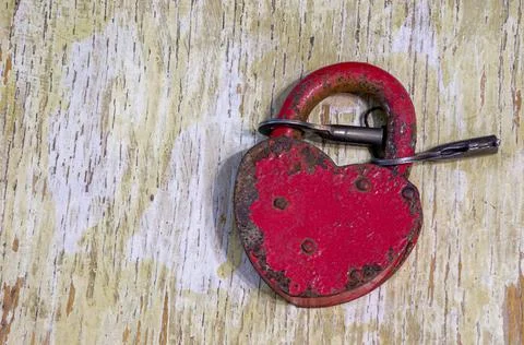 Red lock in the shape of a heart with keys on a shabby background Fotos de archivo