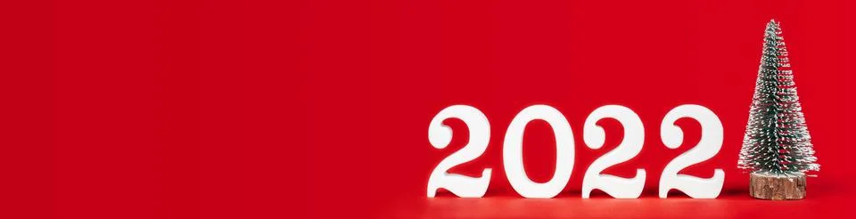 Red long rectangular banner with white wooden numbers 2022 stand with toy Chr Foto stock