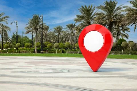 Red Map Pointer Pin in Empty City Street with Palm Trees. 3d Rendering Illustrazione stock