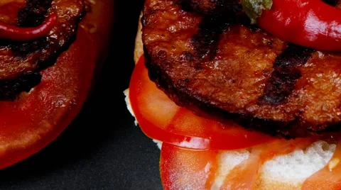 Red meat beef hamburger served on black tray Vídeos de archivo 52683301