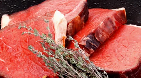 Red meat with thyme and cayenne pepper Vídeos de archivo 26646879