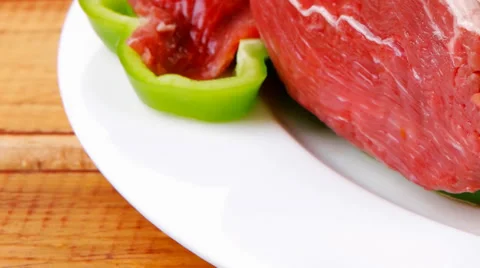 Red meat with vegetables Vídeos de archivo 30408846