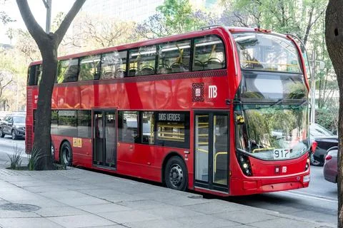 Red metrobus double-decker bus on paseo de la reforma Fotos de archivo