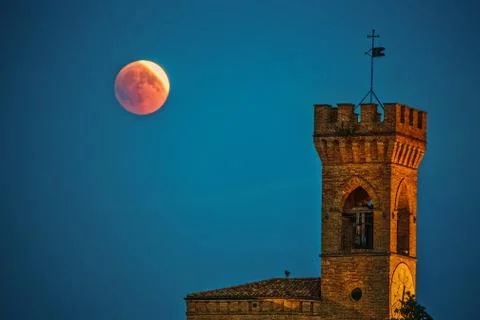 Red moon eclipse on clock tower Fotos Stock