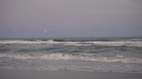 Red Moon over Sea Stockbeeldmateriaal 98909494