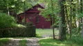 red mountain cabin in woods Vidéos HD