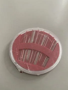 Red needles compact on the table Foto stock