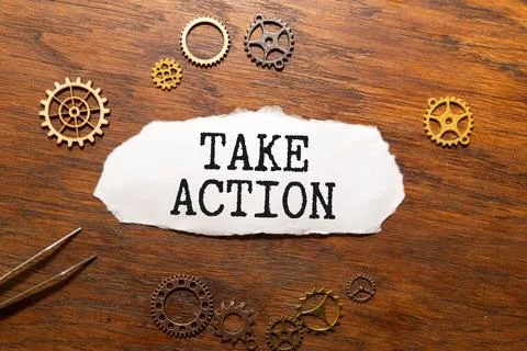 Red note stick on copyspace gray wall with text TAKE ACTION Foto stock
