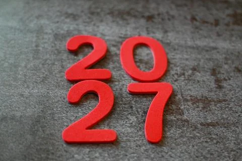 Red numerals spelling 2027 on a gray surface Stockfoto's