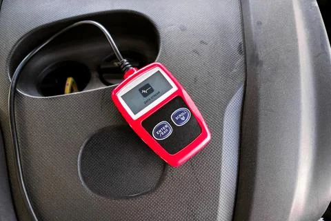 Red OBD2 code reader diagnostic scanner tool showing data stream Foto stock