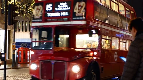 Red old design double decker bus starts at Trafalgar square, London, UK Stockbeeldmateriaal 116137787
