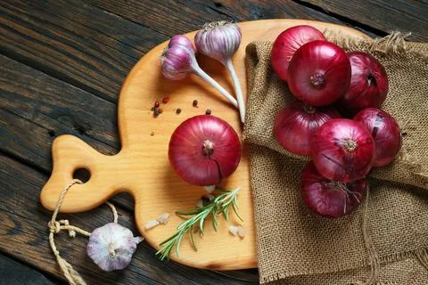 Red onion and garlic on a cutting board. Stock-Fotos