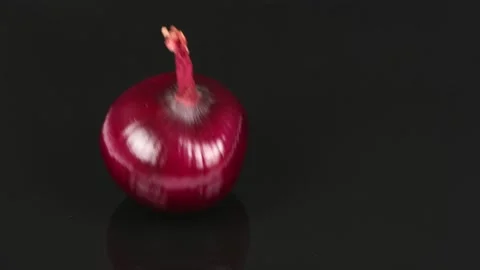 The red onion is moved by gravity. Stock Footage 145367412