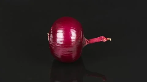 The red onion is moved by gravity. Stock Footage 145367665