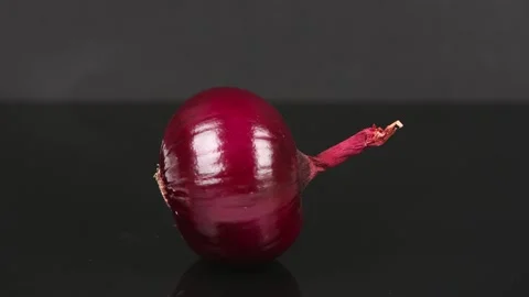 The red onion is moved by gravity. Stock Footage 145367908