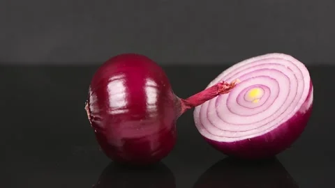 The red onion is moved by gravity. Stock Footage 145368512