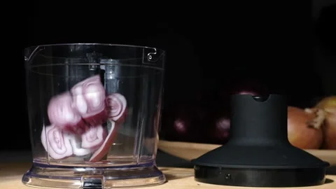 Red onion rings fall into the chopper 库存影片 152767381