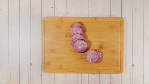Red Onion Slicing Itself on Cutting Board Flat Lay Stop Motion Animation Vídeos de archivo 344591633