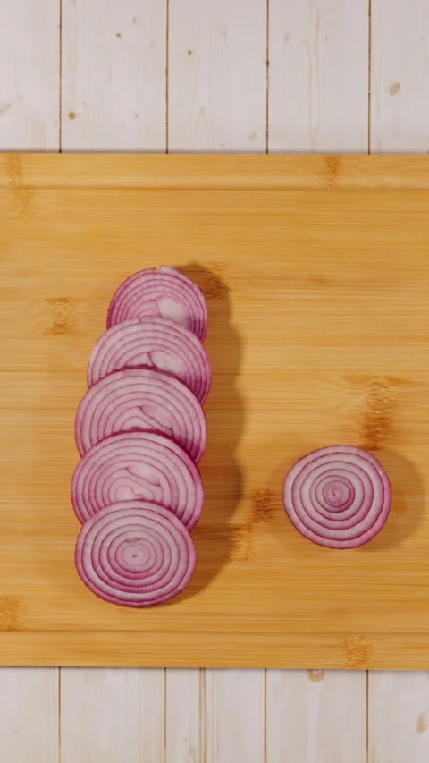 Red Onion Slicing Itself on Cutting Board Flat Lay Stop Motion Vertical 스톡 동영상 345833880