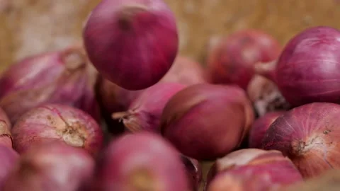 Red onions falling in slow motion Vídeo Stock 137768622