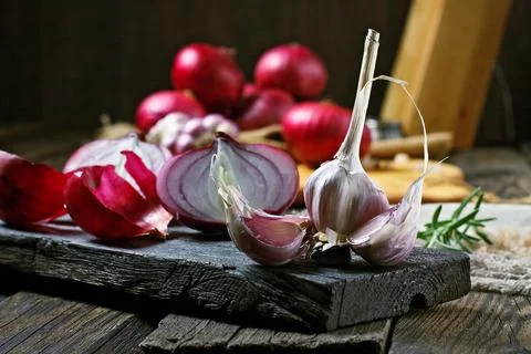 Red onions on very old oak wooden board. Stock-Fotos