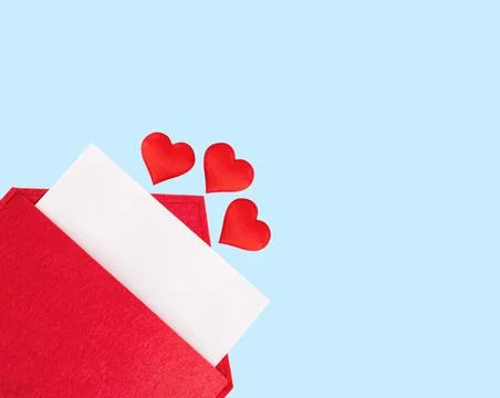 Red open envelope with a sheet of paper with a hearts on a blue background wi Foto stock