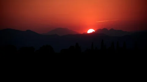 Red-orange sunset in the mountains during the hot summer. Timelapse Video stock 121328147
