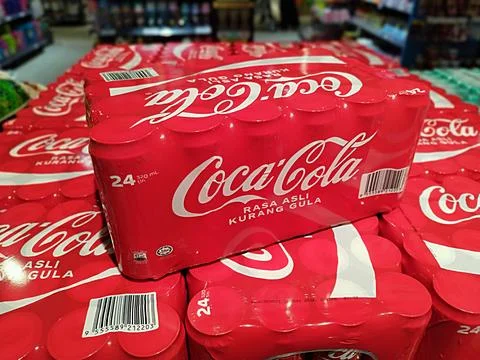 Red pack containing cans of Coca Cola Foto stock