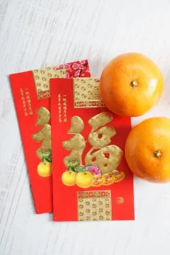 Red packets and mandarin oranges, golden Chinese letter means luck Foto stock