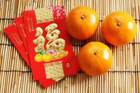 Red packets and mandarin oranges, golden Chinese letter means luck Foto stock